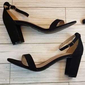 Dream Pairs Black Chunky-heeled sandals size 8.5.  (Sy108)